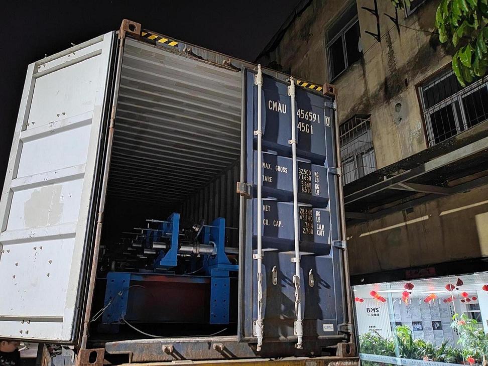 BMS memuat kontainer dan mengirimkan 2 mesin pembentuk gulungan braket surya ke pelanggan Eropa.